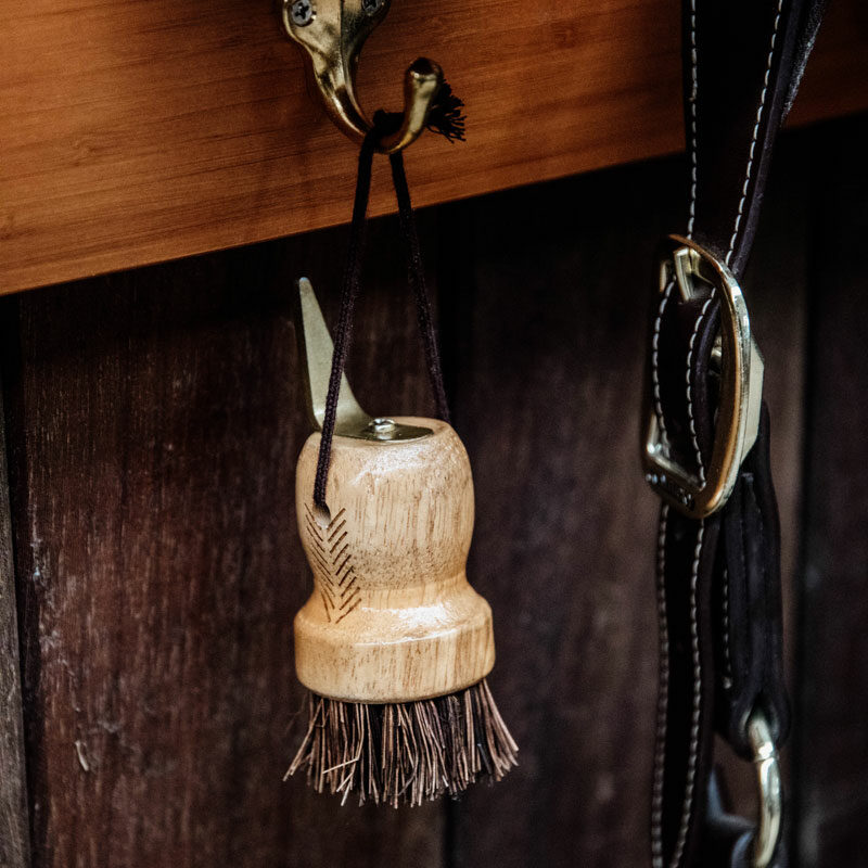 Grooming Deluxe Stubby Hoof Pick - Image 4